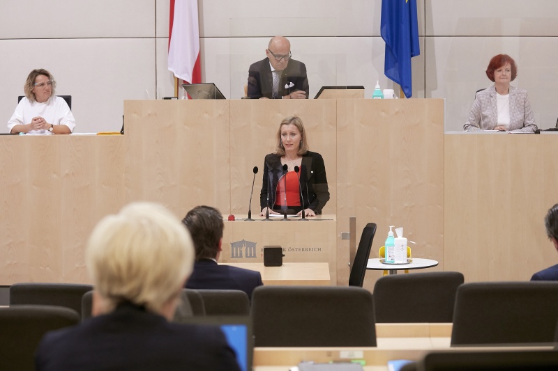 Am Rednerpult Bundesrätin Heike Eder (V)