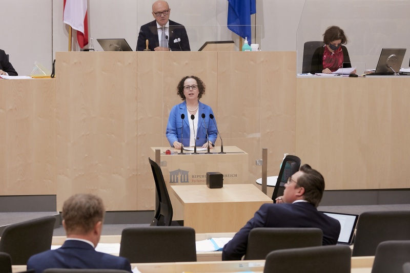 Am Rednerpult Bundesrätin Christine Schwarz-Fuchs (V)