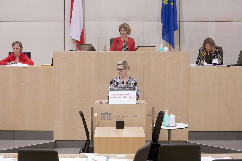 Am Rednerpult Bundesrätin Sandra Gerdenitsch (S)
