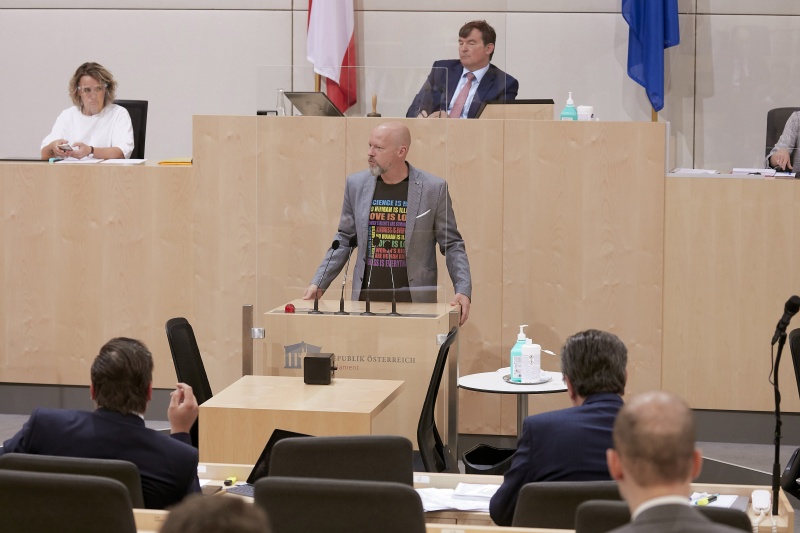 Am Rednerpult Bundesrat Marco Schreuder (G)