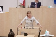 Am Rednerpult Bundesrätin Sonja Zwazl (V)