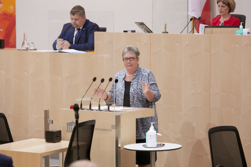 Am Rednerpult Bundesrätin Klara Neurauter (V)