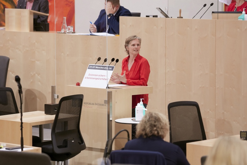 Am Rednerpult Bundesrätin Daniela Gruber-Pruner (S)