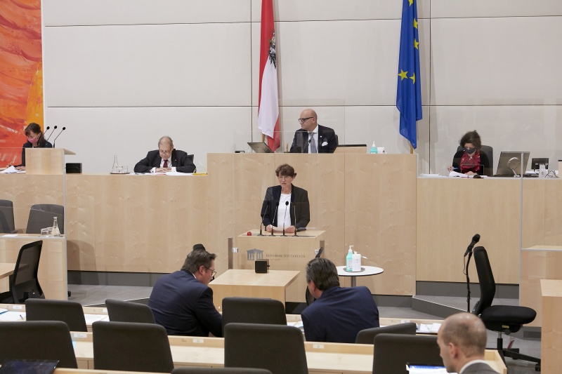 Am Rednerpult Bundesrätin Andrea Holzner (V)