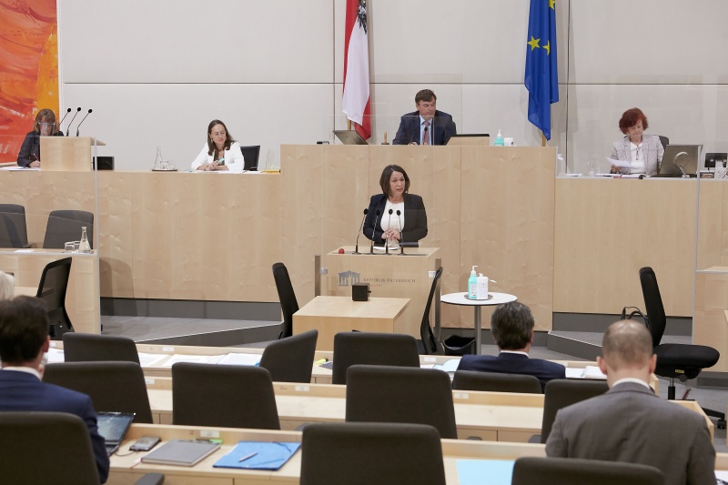 Am Rednerpult Bundesrätin Elisabeth Mattersberger (V)