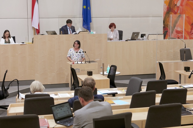 Am Rednerpult Bundesrätin Andrea Kahofer (S)