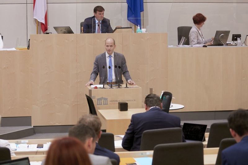 Am Rednerpult Bundesrat Michael Schilchegger (F)