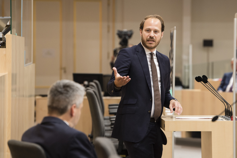 Am Rednerpult: Nationalratsabgeordneter Nikolaus Scherak (N)