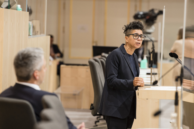 Am Rednerpult: Nationalratsabgeordnete Faika El-Nagashi (G)