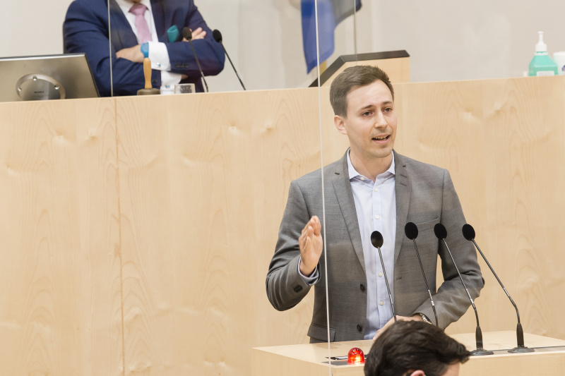 Am Rednerpult: Nationalratsabgeordneter Nico Marchetti (V)