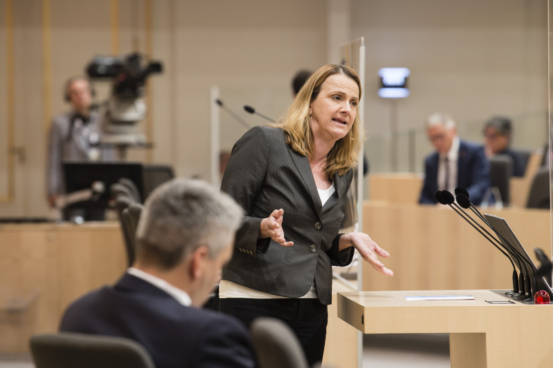 Am Rednerpult: Nationalratsabgeordnete Dagmar Belakowitsch (F)