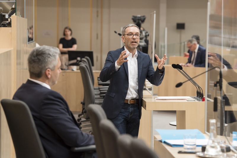 Am Rednerpult: Nationalratsabgeordneter Herbert Kickl (F). Auf der Regierungsbank Innenminister Karl Nehammer (V)
