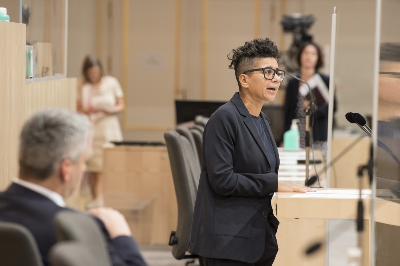 Am Rednerpult: Nationalratsabgeordnete Faika El-Nagashi (G)