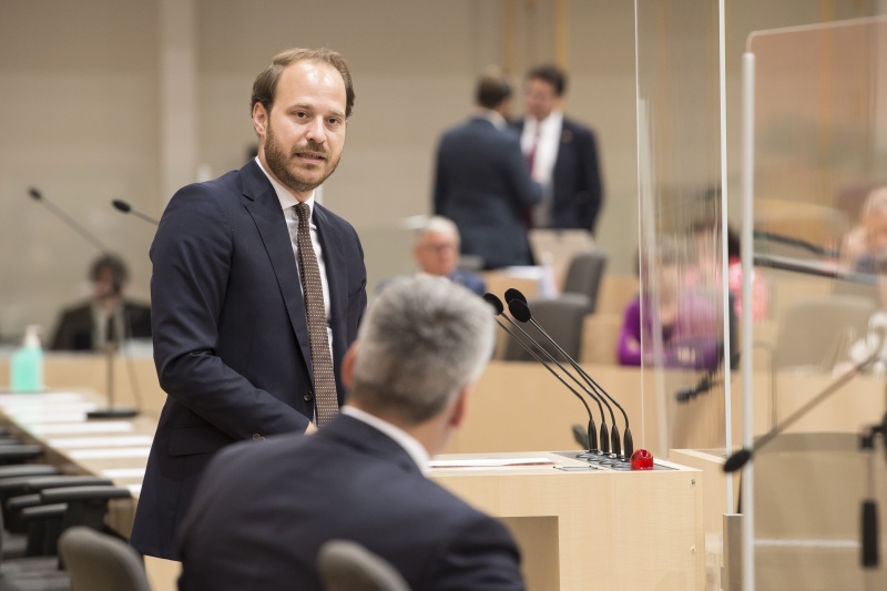 Am Rednerpult: Nationalratsabgeordneter Nikolaus Scherak (N)