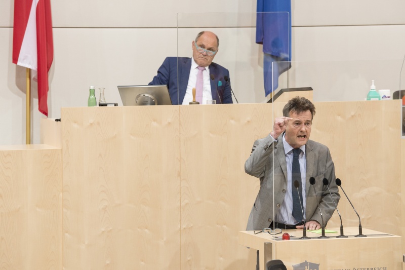 Am Rednerpult: Nationalratsabgeordneter Georg Bürstmayr (G)