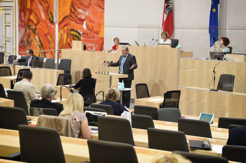 Am Rednerpult Bundesrat Eduard Köck (V)