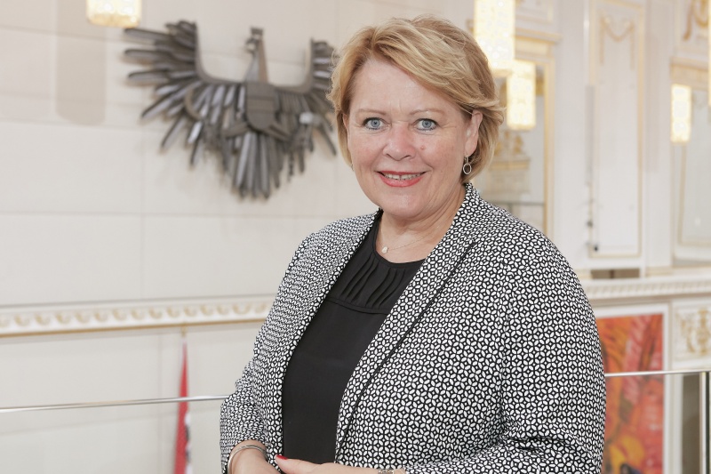 Nationalratsabgeordnete Gertraud Salzmann (V) vor Sitzungsbeginn