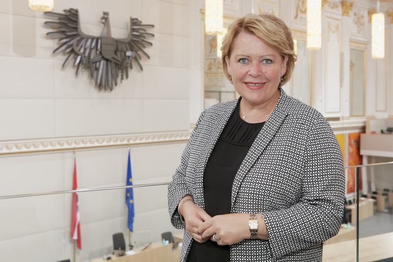 Nationalratsabgeordnete Gertraud Salzmann (V) vor Sitzungsbeginn