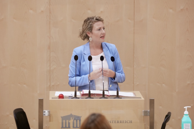 Am Rednerpult Integrationsministerin Susanne Raab (V) bei der Fragebeantwortung