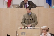 Am Rednerpult Nationalratsabgeordneter Hannes Amesbauer (F)