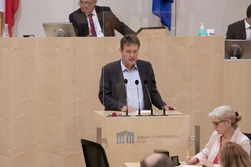 Am Rednerpult Nationalratsabgeordneter Georg Bürstmayr (G)