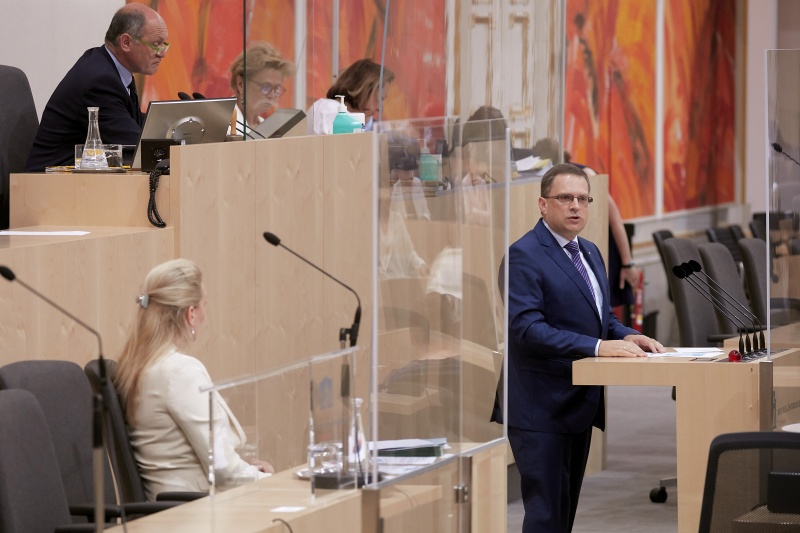 Am Rednerpult Klubobmann August Wöginger (V)