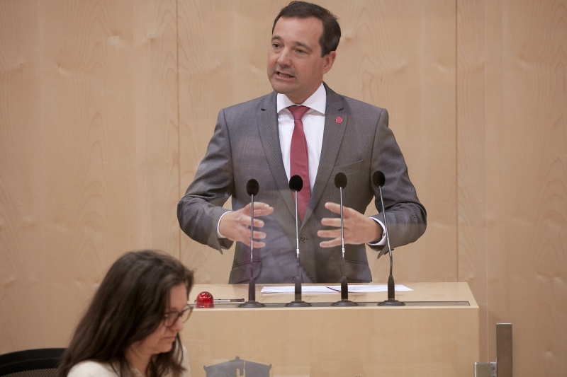 Am Rednerpult Nationalratsabgeordneter Gerald Loacker (N)