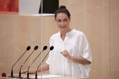 Am Rednerpult Nationalratsabgeordnete Barbara Neßler (G)