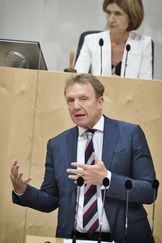 Am Rednerpult: Bundesrat Reinhard Pisec (F)