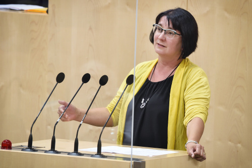 Am Rednerpult: Bundesrätin Andrea Kahofer (S)