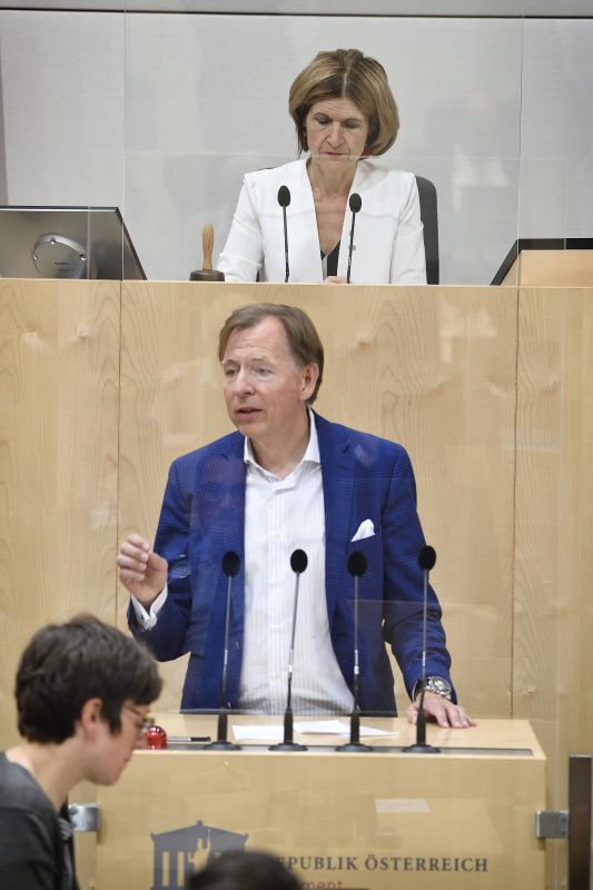 Am Rednerpult: Bundesrat Christian Buchmann (V)