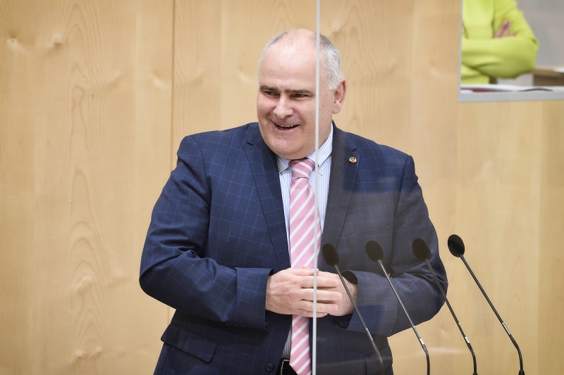 Am Rednerpult: Bundesrat Thomas Dim (F) am Rednerpult