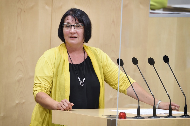 Bundesrätin Andrea Kahofer  (S) am Rednerpult
