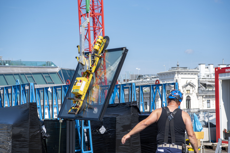 Montage der Glaselemente für die Glaskuppel über dem NR-Saal