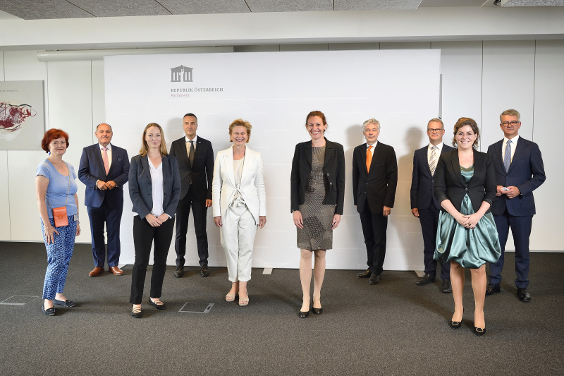 Von links: Susanne Bachmann, Nationalratspräsident Wolfgang Sobotka (V), Susanna Enk,, Karl-Heinz Grundböck, Parlamentsvizedirektorin Susanne Janistyn-Novák, Angelika Hable, Parlamentsdirektor Harald Dossi, Dietmar Nestlang, Magdalena Greiner, Parlamentsvizedirektor Alexis Wintoniak